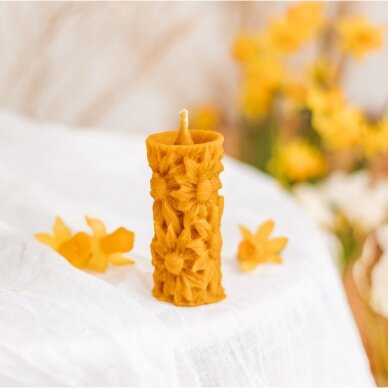 Bičių vaško žvakė su gėlėmis
