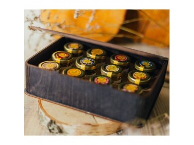 Honey treats in a black wooden gift box (12 x 50 g) 3