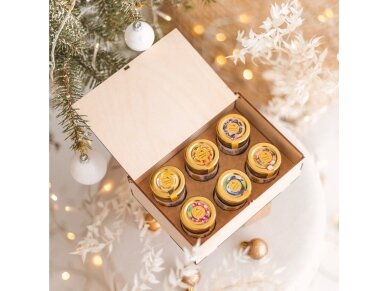 Honey treats in a wooden gift box with Christmas wreath (6 x 50 g) 2