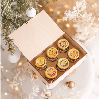 Medaus skanėstų rinkinys medinėje dėžutėje su kalėdiniu vainiku (6 x 50 g) 2