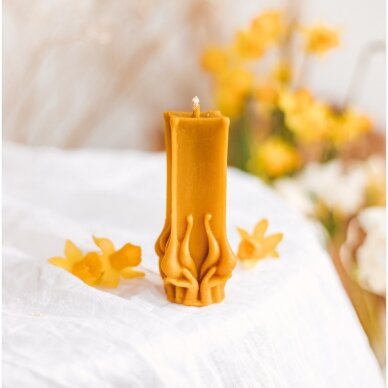 Bičių vaško žvakė „Liepsnos rankose“